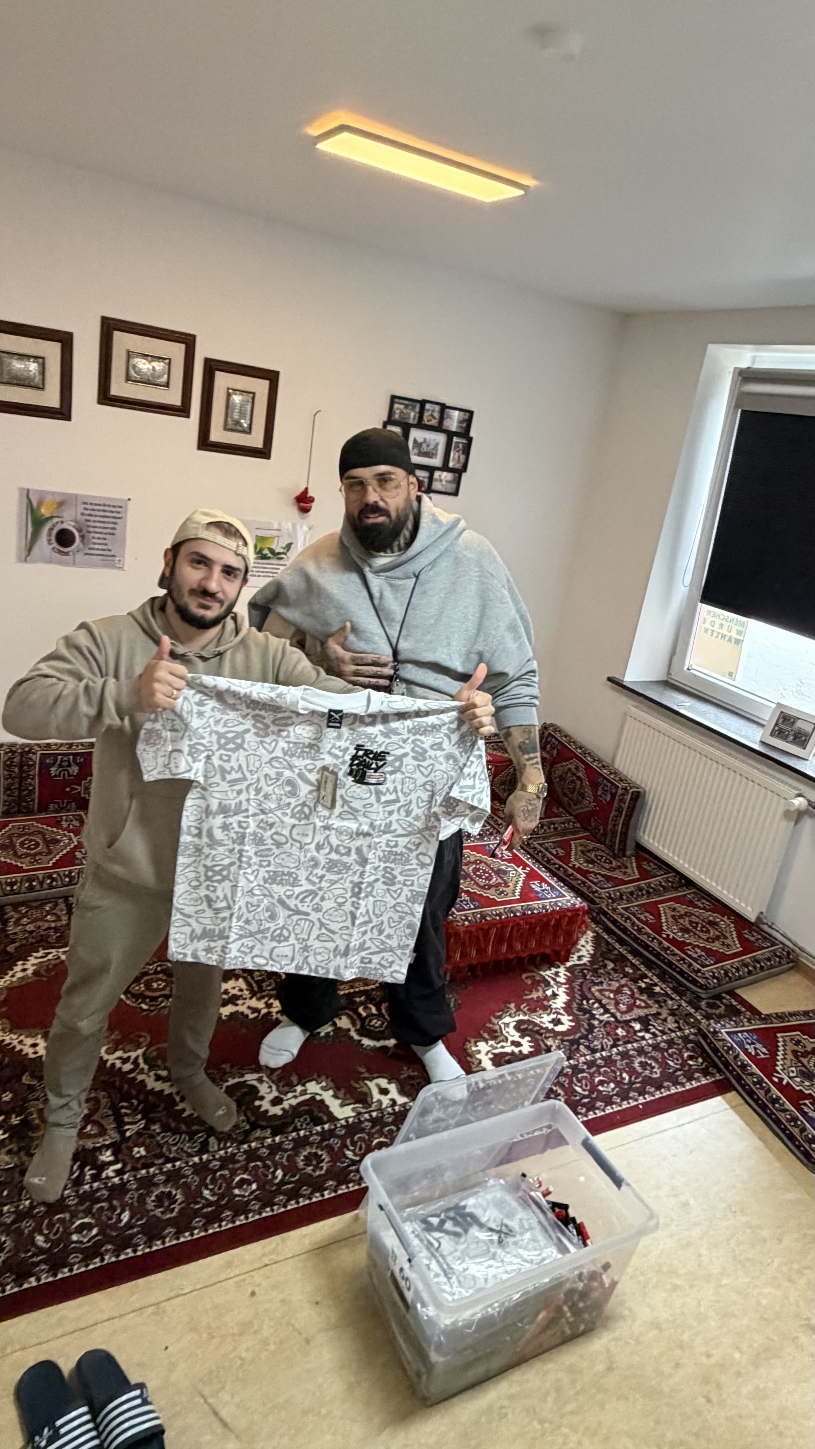 Hoodies, T-Shirts und Stifte von Pablo